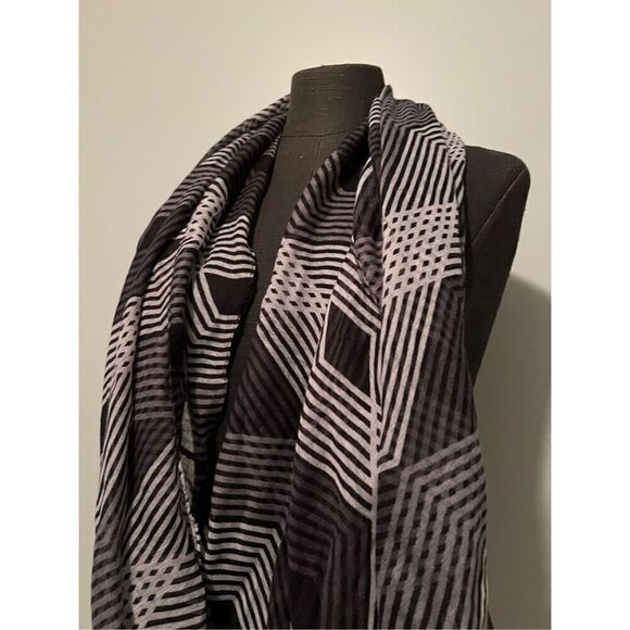 Women's Black & White Geometric Polyester Infinity Scarf - Picture 2 of 5